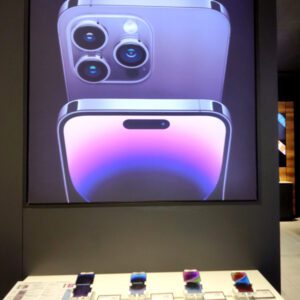 Freedom Mobile iPhone Retail Display Lighbox